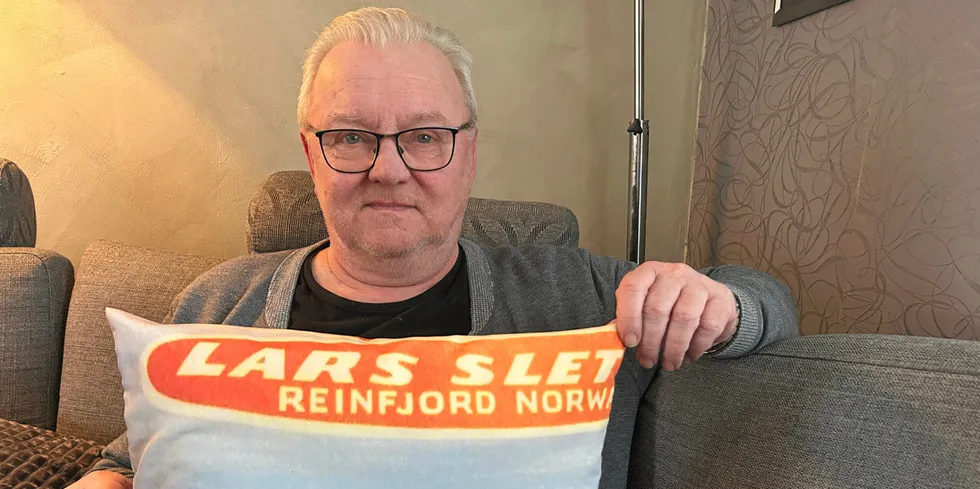 Fiskeribladet i 100: Bjørn Ove Sletten er sønn av fiskekjøper Lars Sletten som eide fiskebruket i Reinfjord i førti år. Logoen på puta er den samme som prydet rekeeskene som ble sendt til Grimsby.