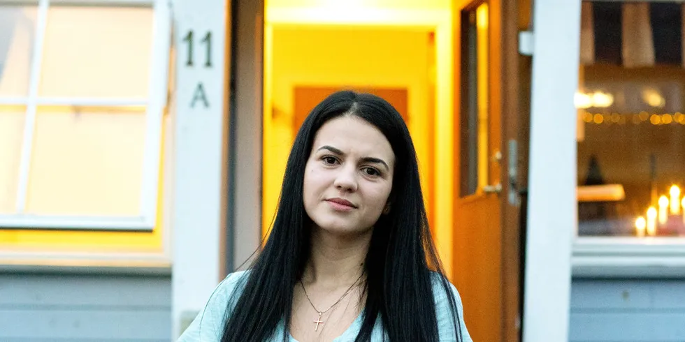 Madalina Andreea Sitaru (24) kom til Myre i Vesterålen fra Onesti i Romania første nyttårsdag. Her må hun sitte én uke i karantene før hun kan ta fatt på sin femte sesong som arbeider ved Myre fiskemottak. Karantenereglene, med krav om eget bad og kjøkken, gjør at hun har et helt hus til rådighet.