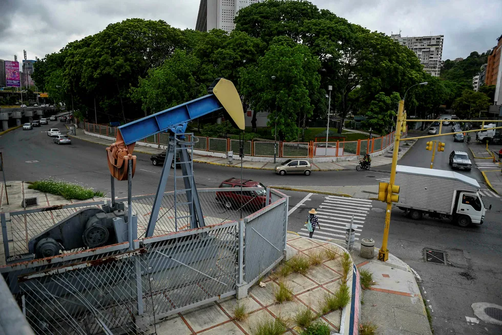 Opec venter et sterkere fall i verdensøkonomien, men en større vekst i oljesektoren. Her fra en gatelangs pumpe i Venezuela, et av medlemslandene i Opec-kartellet.