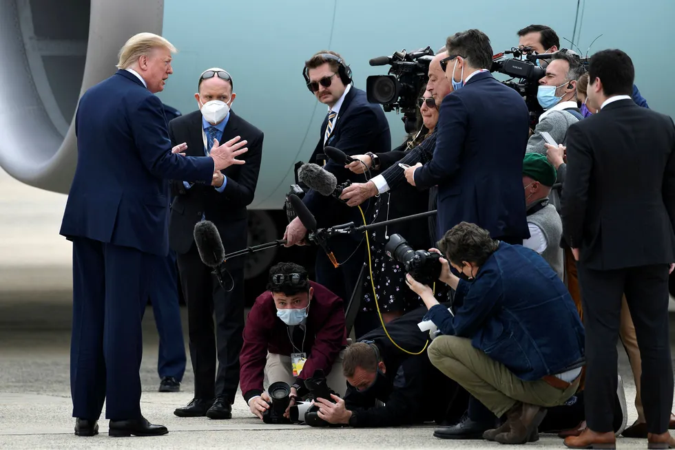 President Donald Trump har så langt ikke blitt avbildet med ansiktsmaske under koronapandemien. Torsdag vil han besøke Fords fabrikk i Michigan hvor det er påbud om maske, men presidenten må selv avgjøre om han vil følge reglene.