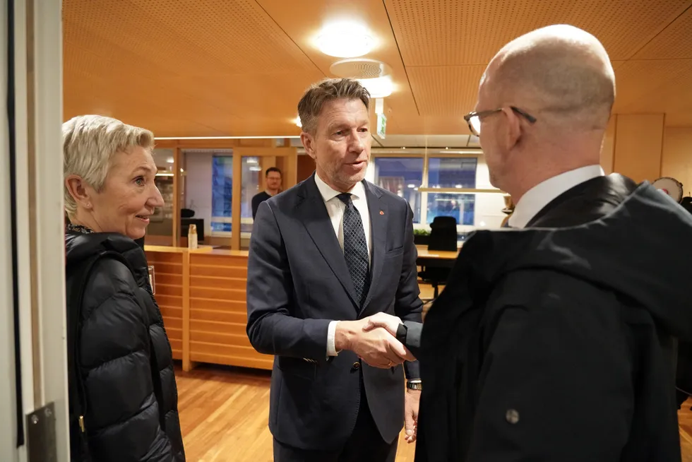 Olje- og energiminister Terje Aasland møtte LO-leder Peggy Hessen Følsvik og NHO-leder Ole Erik Almlid.