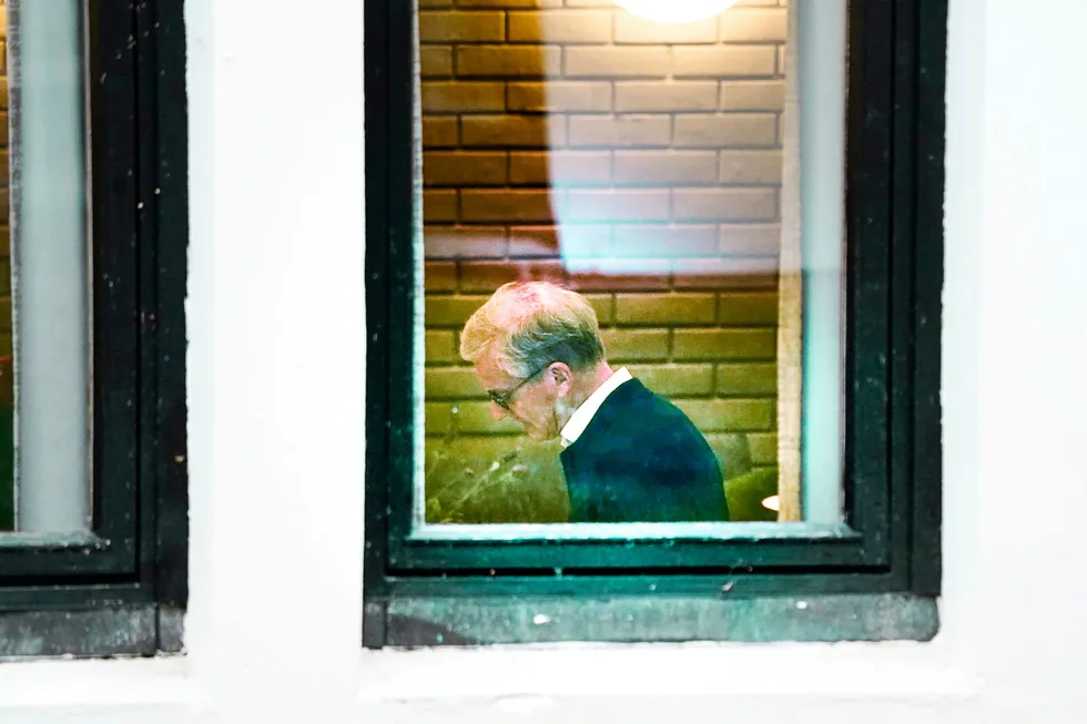 Ap-leder Jonas Gahr Støre forberedte seg på et møterommet på Hurdalsjøen hotell. Klokken 12 mandag skal sonderingene mellom de tre partiene starte opp igjen – denne gangen med forsterket lag.