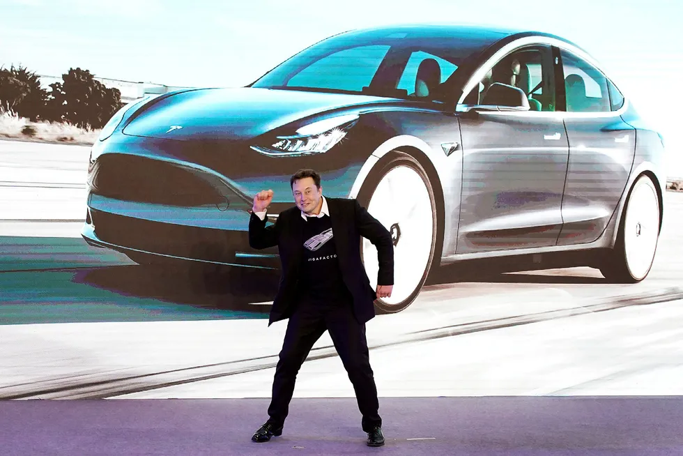 Tesla-grunnlegger Elon Musk tok noen dansetrinn da fabrikken i Kina ble åpnet i januar. Selskapets aksjekurs har steget kraftig under koronapandemien. Det har utløst aksjebonuser verdt 27,5 milliarder kroner for Musk.