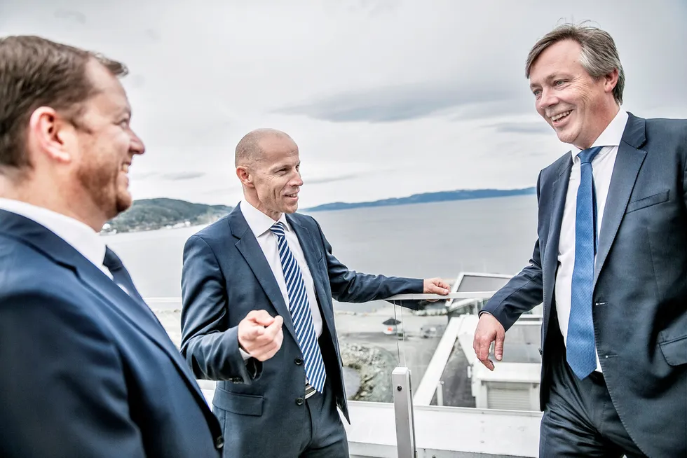 Charles Høstlund (midten), er blitt ny midlertidig konsernsjef i i Norway Royal Salmon. Han overtar rollen til Klaus Hatlebrekke (t.v) som går tilbake til å bli konserndirektør for forretningsutvikling.