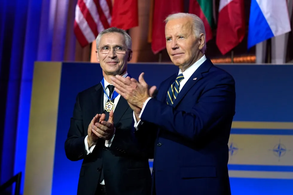 Joe Biden hedrer Jens Stoltenberg med medalje. Ingen tabber denne gang.