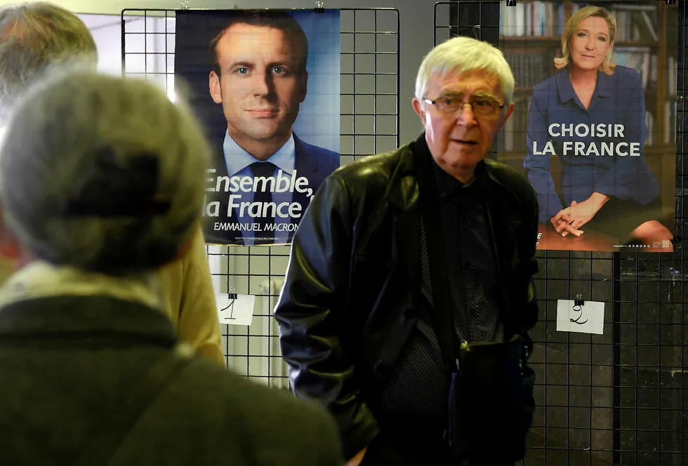 Franskmenn går til valg søndag, et valg hackere og folk på ytterste høyre fløy i USA forsøker å påvirke. På bildet passerer velgere plakater av Emmanuel Macron og Marine Le Pen. Foto: LLUIS GENE