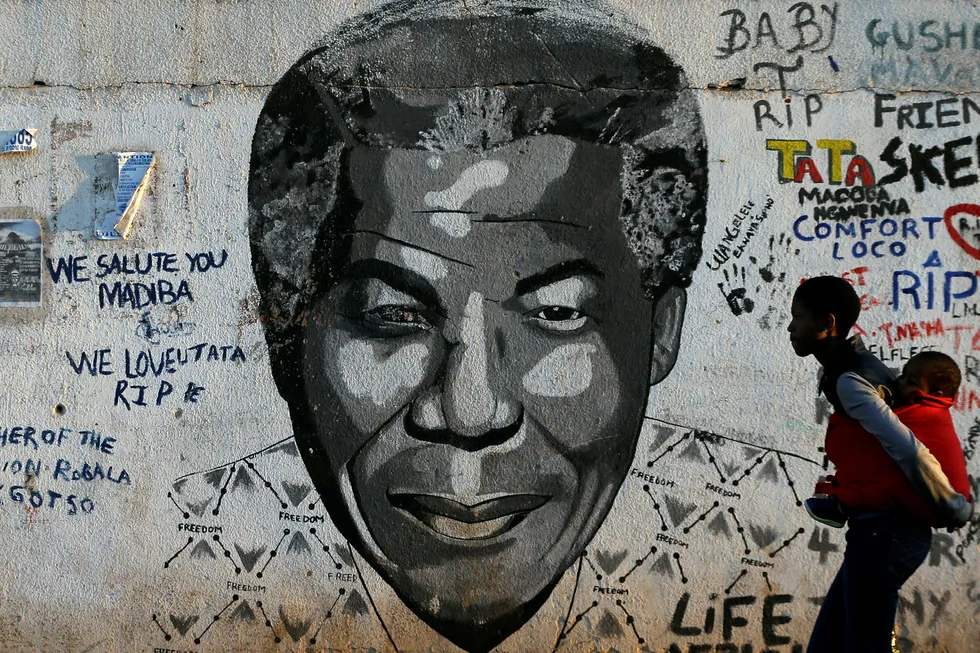 I en berømt tale i 2005 om tilstanden i verden sa Nelson Mandela, her på et veggmaleri i Johannesburg i Sør-Afrika: – Massiv fattigdom og urimelig ulikhet er forbannelser på linje med slaveriet og apartheid. Foto: Themba Hadebe/AP/NTB Scanpix