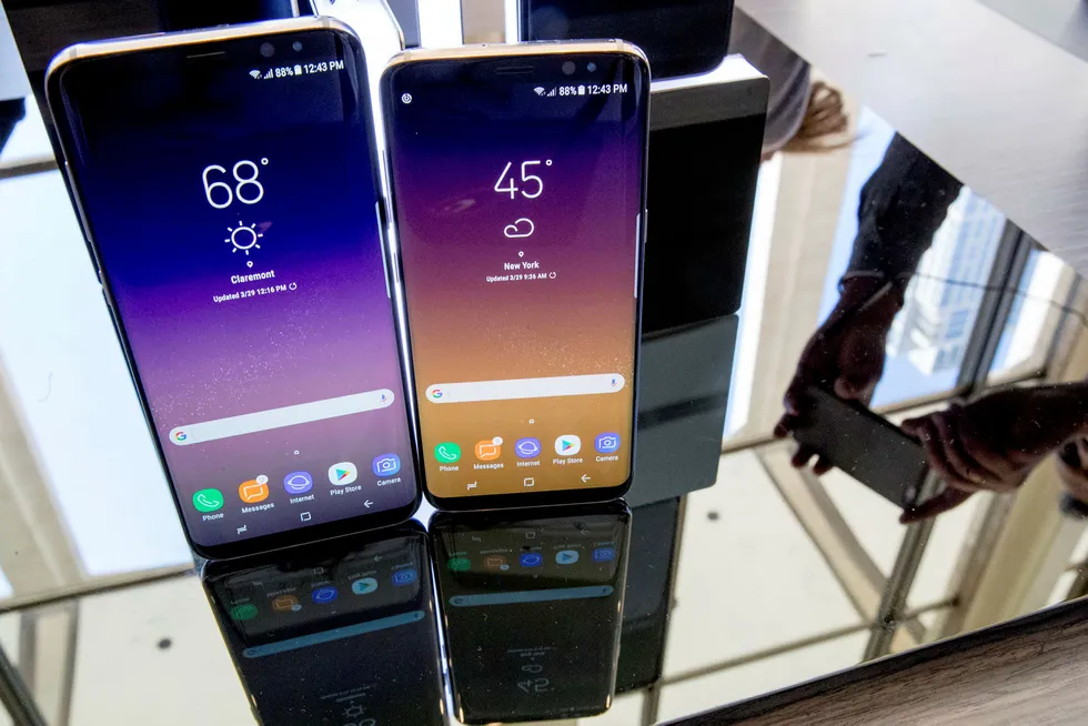 Samsung lover rask betaling til de som finner sikkerhetshull i blant annet smarttelefonene Galaxy S8 (til høyre) eller S8 Plus. Foto: Mary Altaffer/AP/NTB Scanpix
