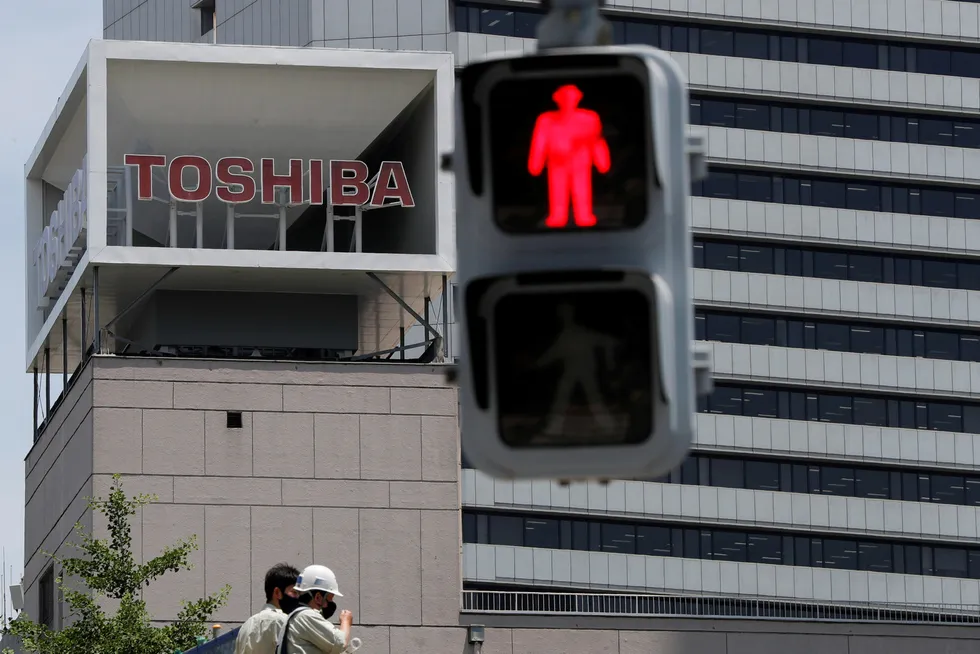 Skandalene har stått i kø for 145 år gamle Toshiba Corp. de siste årene. Ledelsen nekter å la eierne ha innflytelse – med støtte fra det mektige næringsdepartementet.