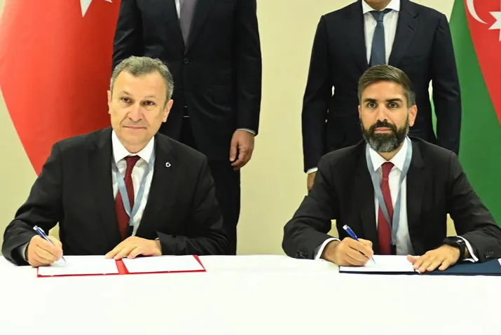 Botas general manager Abdulvahit Fidan (left) and Socar president Rovshan Najaf sign gas cooperation agreements in Baku.
