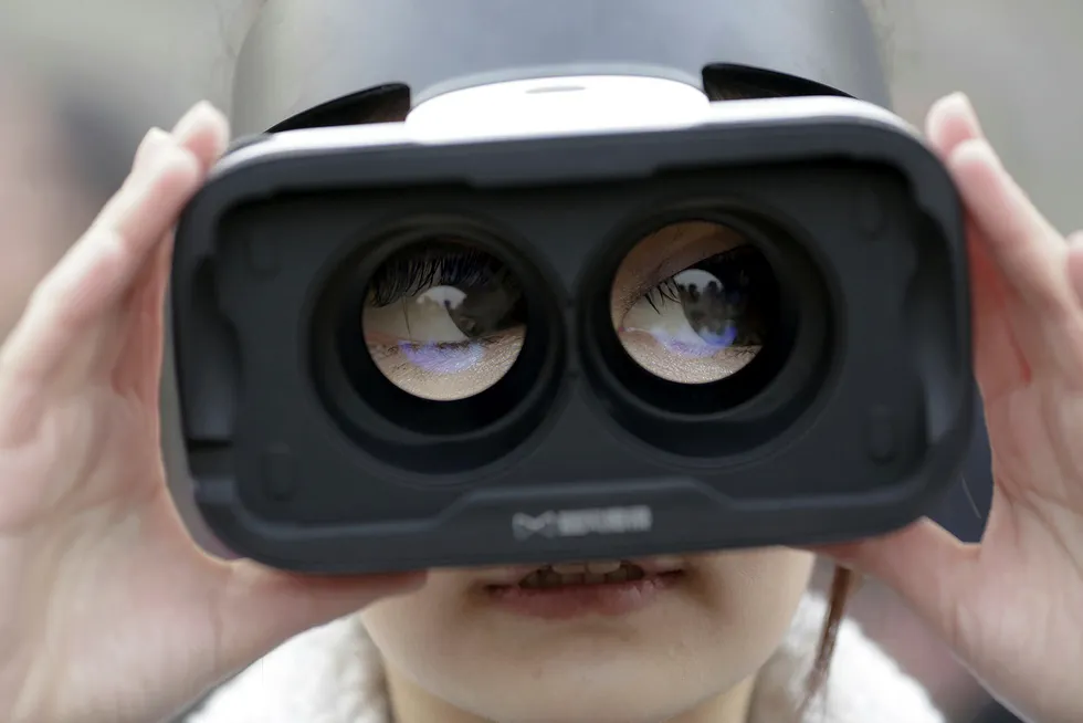 VR, Virtual Reality eller virtuell virkelighet. Her er svar på ti av de mest stilte spørsmålene om teknologien. Foto: Damir Sagolj/Reuters/NTB Scanpix