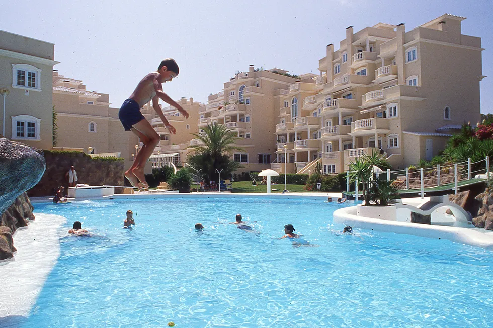 Boligområde i Alicante med leiligheter og svømmebasseng hvor det bor mange utlendinger. Illustrasjonsfoto: Vidar Ruud / NTB scanpix