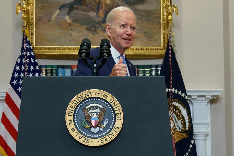 President Joe Biden gir tommelen opp etter å ha kommentert de pågående forhandlingene om å øke det amerikanske gjeldstaket.