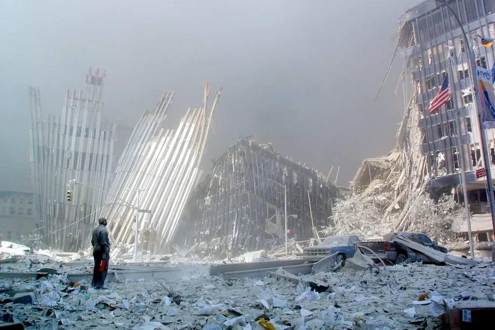 En enslig mann roper ut om noen trenger hjelp, kort tid etter terrorangrepet som rammet World Trade Center Tower i New York 11. september 2001.
