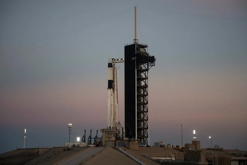 En Falcon 9-rakett med SpaceX' nye romkapsel om bord står klar på Launch Complex 39A på Kennedy Space Center i Florida. Første prøvetur skal etter planen skje lørdag. Oppskytingsfeltet er historisk, og er tidligere brukt av både månerakettene i Apollo-programmet og av romfergene.