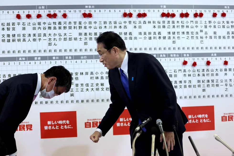Japans tidligere utenriksminister, Taro Kono, bukker dypt og gratulerer statsminister og partileder Fumio Kishida med seieren etter valget på søndag.