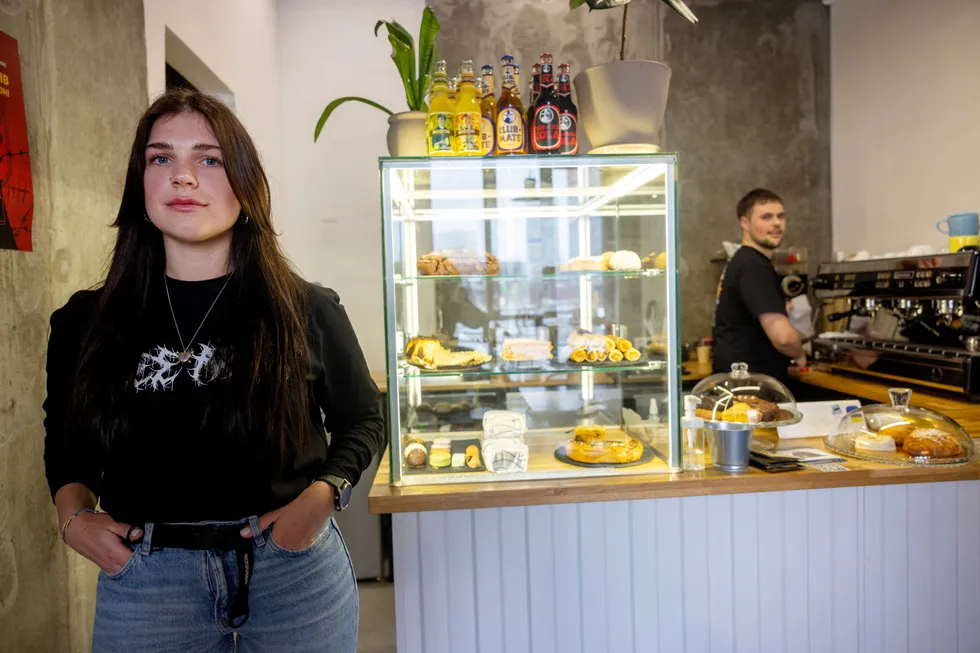 Vladlena Savchuk (28) startet en liten bedrift i et nytt boligområde, men nå bruker hun kafeen til å mobilisere støtte til soldatene ved fronten.