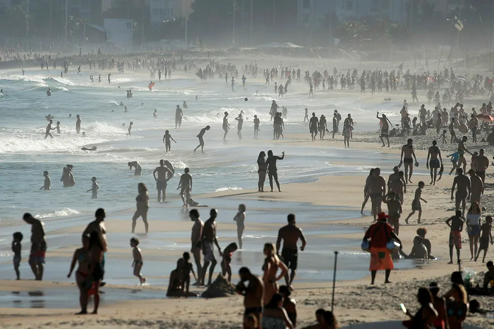 Brasilianske myndigheter opplyser er er registrert over 50.000 dødsfall som følge av koronapandemien. På søndag var det fullt ved Ipanema-stranden i Rio de Janeiro.