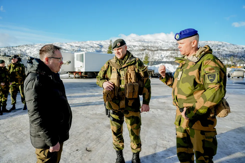 Oppbemanning i landets minst sentrale kommuner blir en utfordring for forsvarsminister Bjørn Arild Gram (fra venstre), generalmajor og sjef i hæren, Lars Lervik, og brigader Terje Bruøygard, sjef for Brigade Nord.