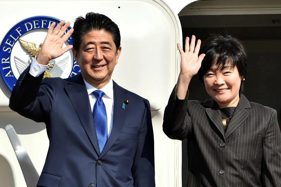 Japans statsminister Shinzo Abe og hans kone Akie. Abe vil bli den første statslederen som møter påtroppende president Donald Trump. Foto: KAZUHIRO NOGI