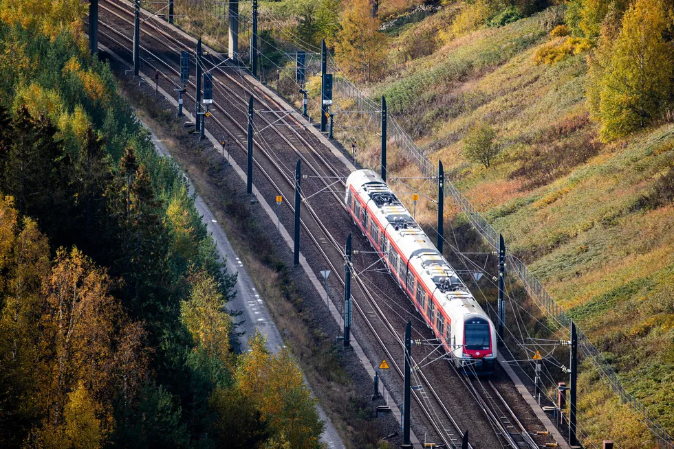 Vår felleseide, norske jernbane må nå konkurrere med private, utenlandske aktører om banestrekninger, skriver Sverre Myrli.
