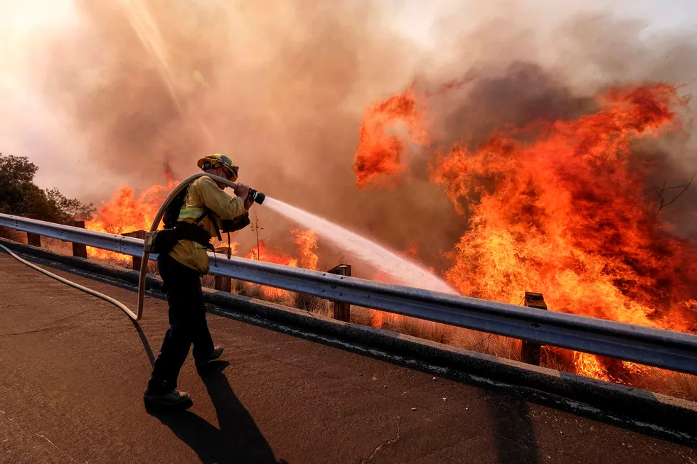 Brannvesenet i California har ikke kontroll på de omfattende brannene som herjer delstaten.