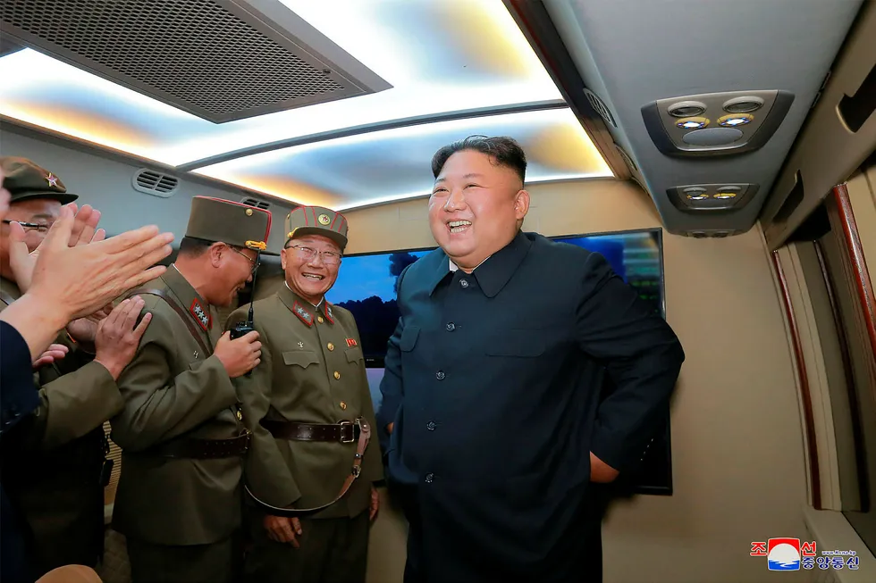 Nord-Korea står bak en rekke hackerangrep mot en rekke land, ifølge FN-rapport. På bildet er landets leder Kim Jung-Un sammen med militære ledere.