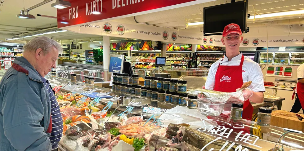 Mads Pettersen sørger for prima vare til Jarle Simonsen fra fiskedisken til Eide Handel på Kvaløya utenfor Tromsø.