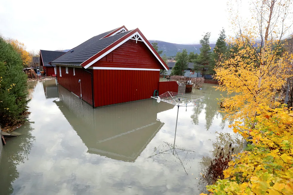 Flommen herjer i Oppland. I tettstedet Bismo har mildvær og mye regn gitt flom tilstander som vanligvis kun er å se om våren.