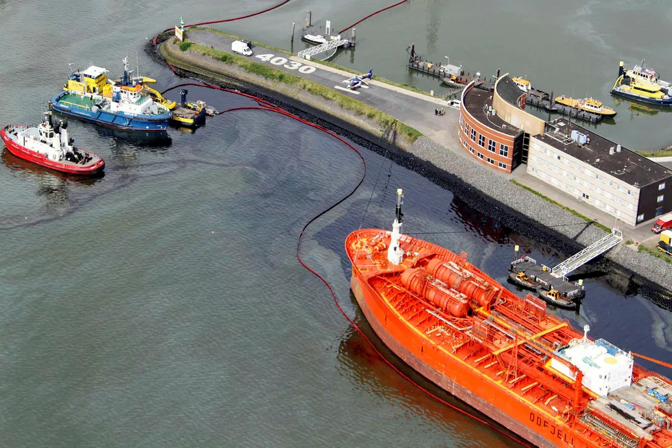 217 tonn med tungolje lakk ut i havneområdet i Rotterdam etter at Odfjells tankskip Bow Jubail kolliderte med kaien. Foto: Kustwacht Netherlands