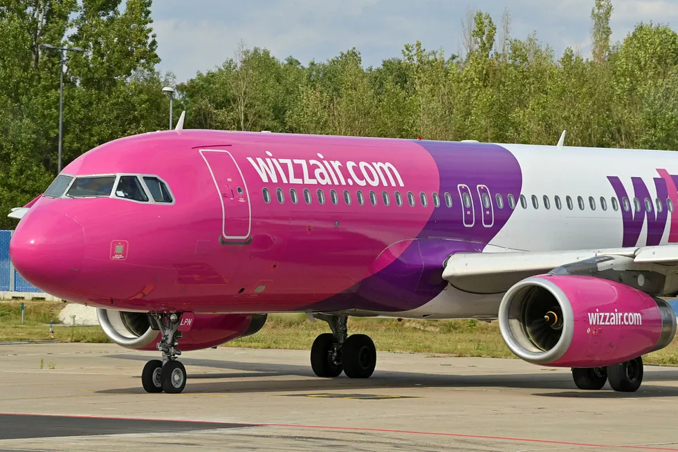 Et fly fra det ungarske lavprisselskapet Wizz er står parkert på Berlin-Schönfeld-flyplassen i Tyskland.