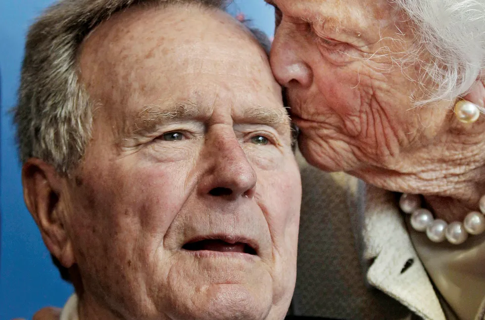 USAs tidligere president George H.W. Bush er død. Han ble 94 år gammel. Her er han sammen med sin kone og tidligere førstedame Barbara Bush i 2012.