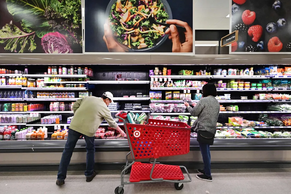 Prisveksten på matvarer i USA har falt en god del fra høydene i 2022 og starten av 2023. Her handles det på en butikk i Rosemead i California.