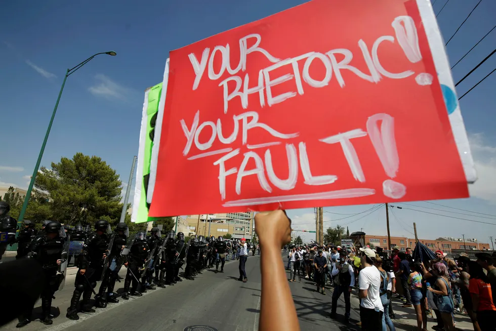 Det var oppbud av både demonstranter og politi da Donald Trump ankom El Paso onsdag.
