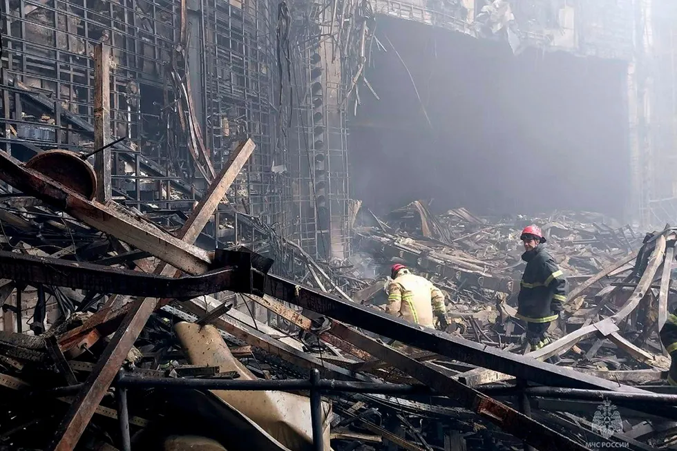 Brannmannskaper var lørdag i full sving i ruinene etter angrepet mot Crocus City Hall i Moskva.
