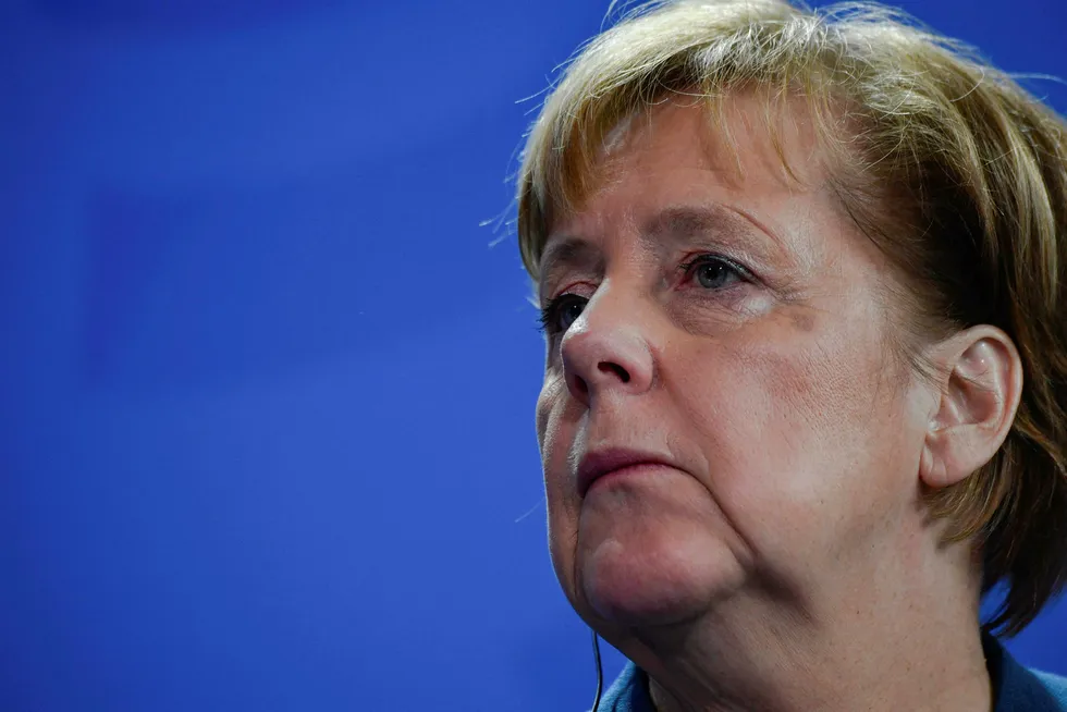 Tyskland, her ved forbundskansler Angela Merkel, er blant landene som avventer en avklaring i Venezuela