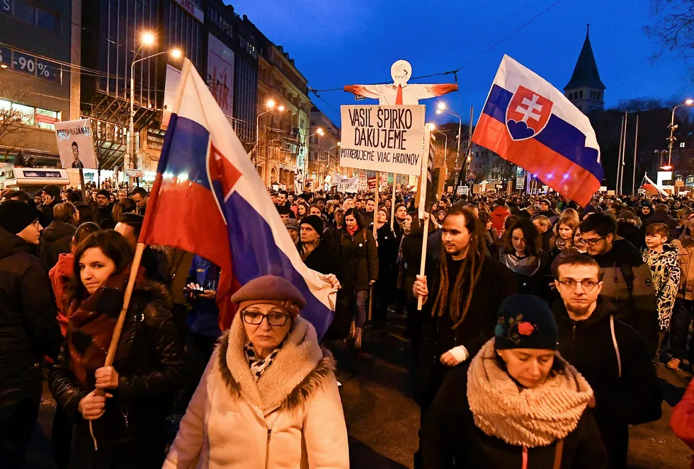 Store folkmengder deltok i protestene "for et anstendig Slovakia", mot korrupsjon og som en hyllest til den myrdede journalisten Jan Kuciak og hans forlovede Martina Kusnirova 9. mars. Foto: JOE KLAMAR