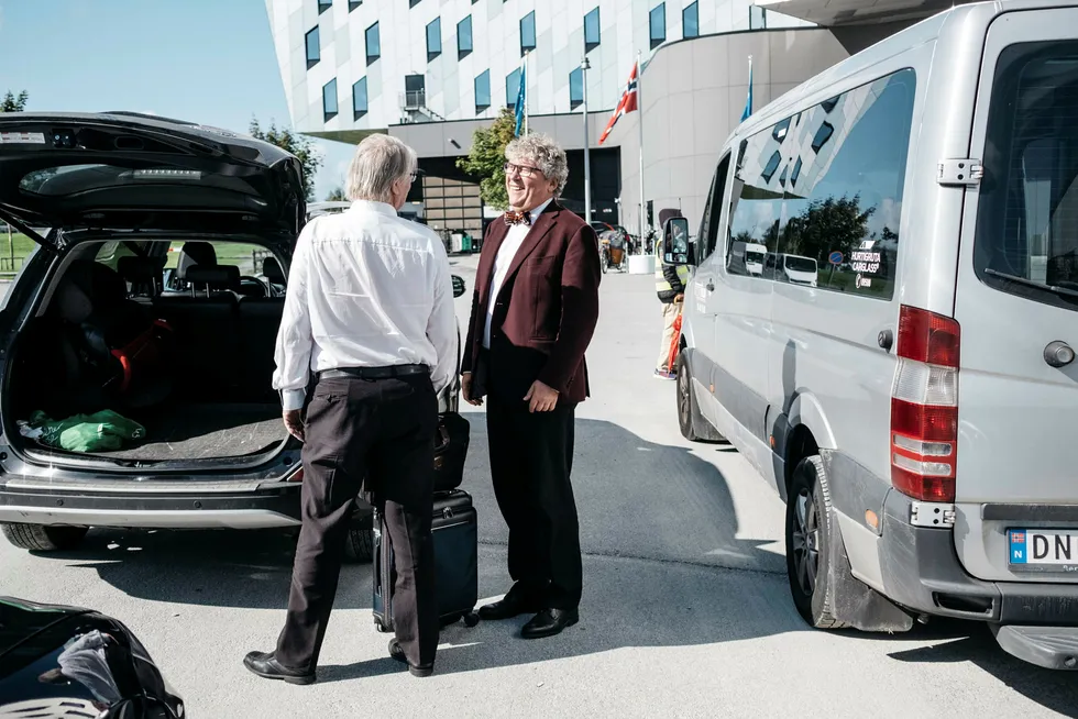 Okea-sjef Erik Haugane praier en taxi på vei hjem fra oljemessen ONS i Stavanger.