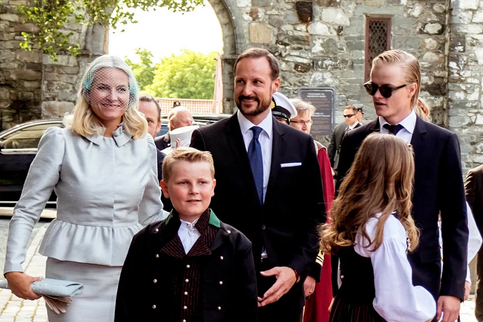 Kongeparet besøkte Trondheim i anledning kongeparets 25-årsjubileum i juni 2016. Kronprinsesse Mette-Marit, kronprins Haakon, Marius Borg Høiby (bak til høyre), prins Sverre Magnus og prinsesse Ingrid Alexandra er på vei inn i Nidarosdomen. Foto: Ned Alley/NTB Scanpix