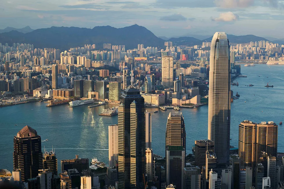 Skyskraperen «The Center» (i midten) er ikke høyest i Hong Kong, men har satt en ny prisrekord. Byens rikeste mann, Li Ka-shing og eiendomsselskapet CK Asset Holdings, kan innkassere en gevinst på 16 milliarder kroner etter salget til et postkasseselskap på De britiske jomfruøyene, som er kontrollert av et statseid kinesisk selskap. Foto: Anthony Wallace/AFP/NTB Scanpix