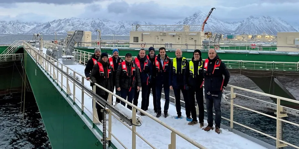 Representanter fra Gemak, Nordlaks og NSK Ship Design var samlet på havfarmen Jostein Albert i forkant av kontraktsigneringen. Prosjektleder Bjarne Johansen er nummer to fra høyre. Mats Nygaard Nygaard Johnsen i NSK Ship Design er nummer fire fra høyre.