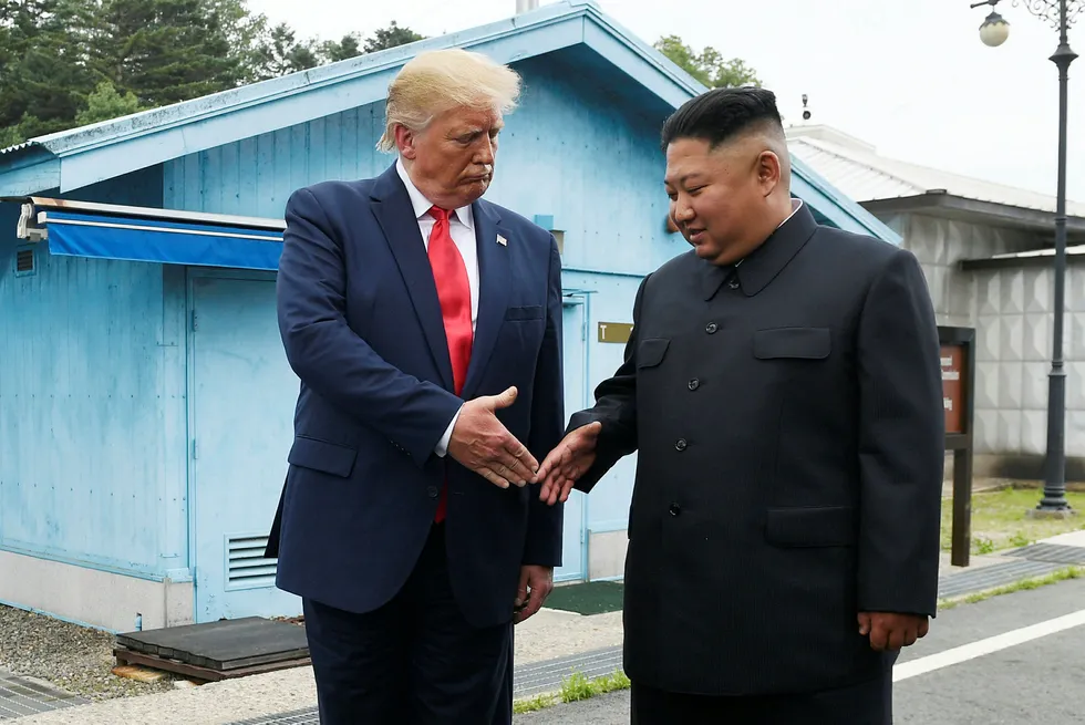President Donald Trump besøkte grensen mellom Sør-Korea og Nord-Korea i slutten av juni – og satte føttene på nordkoreansk jord i et knapt minutt. Nå er han invitert til et offisielt besøk til hovedstaden Pyongyang av Kim Jong-un.