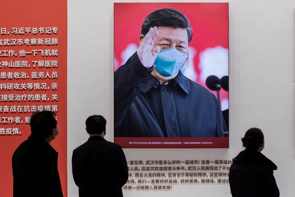 Bildet av president Xi Jinping er fra Wuhan i januar 2021. Da var den strenge koronapolitikken en propagandaseier. Nå er den blitt et nesten uløselig problem.