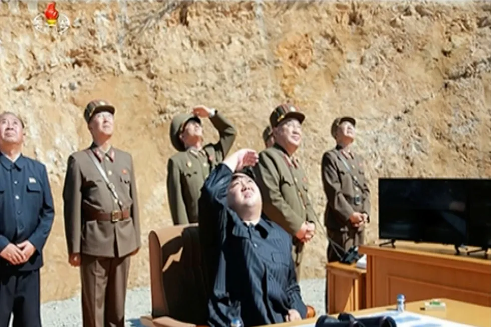 Bildet fra Nord-Koreas nyhetsbyrå KRT skal vise Nord-Korea leder Kim Jong-un, som ser på missiloppskytningen tirsdag. Foto: AP / KRT / NTB scanpix
