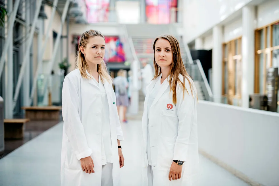 De nyutdannede legene Emilie Sollie Rud (26, til venstre) og Vilde Lie (27) har foreløpig ikke fått en begynnerstilling ved et sykehus. Foto: Fartein Rudjord