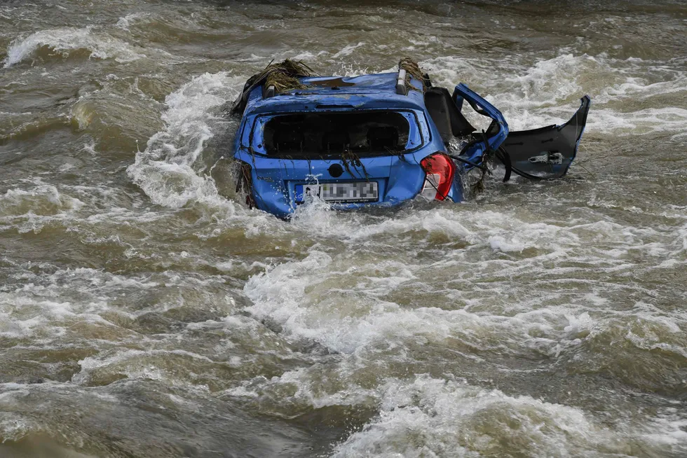 En bil er tatt av flommen vest i Tyskland i sommer. – Enorme nedbørsmengder og flomkatastrofer i Tyskland og Kina minner oss om at klimaendringene fortsetter, skriver innleggsforfatteren.