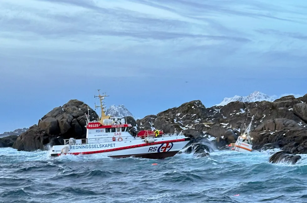 Ein sjark og redningsskøyta «Det Norske Veritas» grunnstøytte i Lofoten i januar like aust av Stamsund.