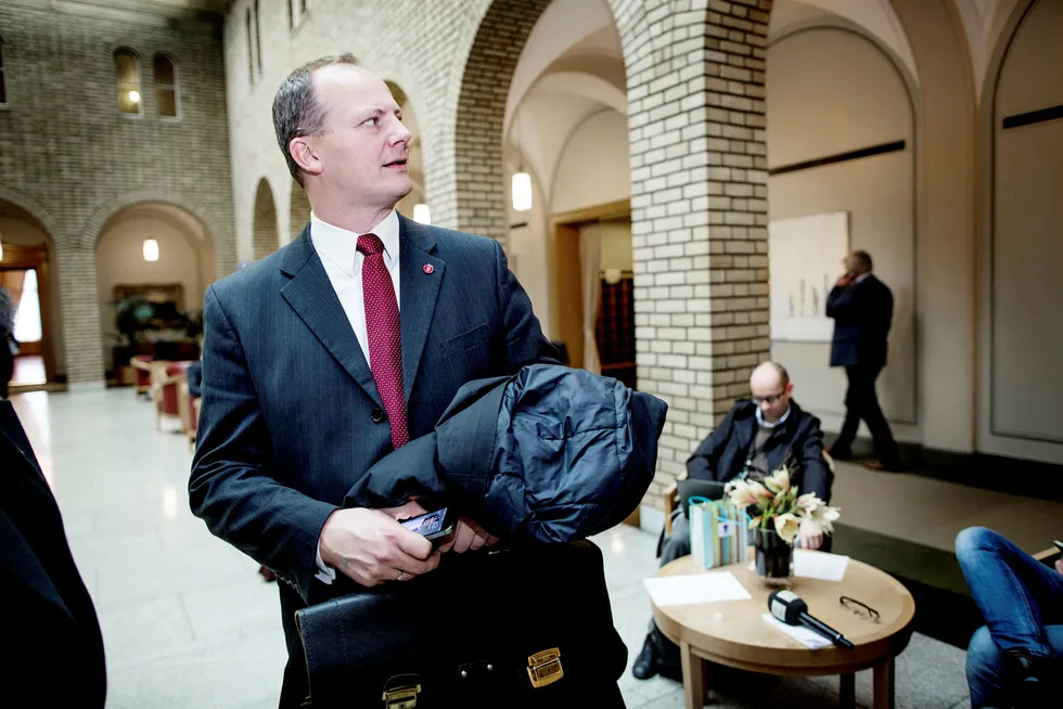 Samferdselsminister Ketil Solvik-Olsen (Frp), her i vandrehallen på Stortinget. Foto: Ida von Hanno Bast