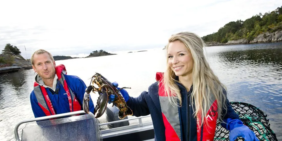 Doktorgradsstipendiat Tonje Knutsen Sørdalen fra Universitetet i Agder på hummerfiske sammen med Alf Ring Kleiven fra Havforskningsinstituttet. Foto: Kjell Inge Søreide, DN.