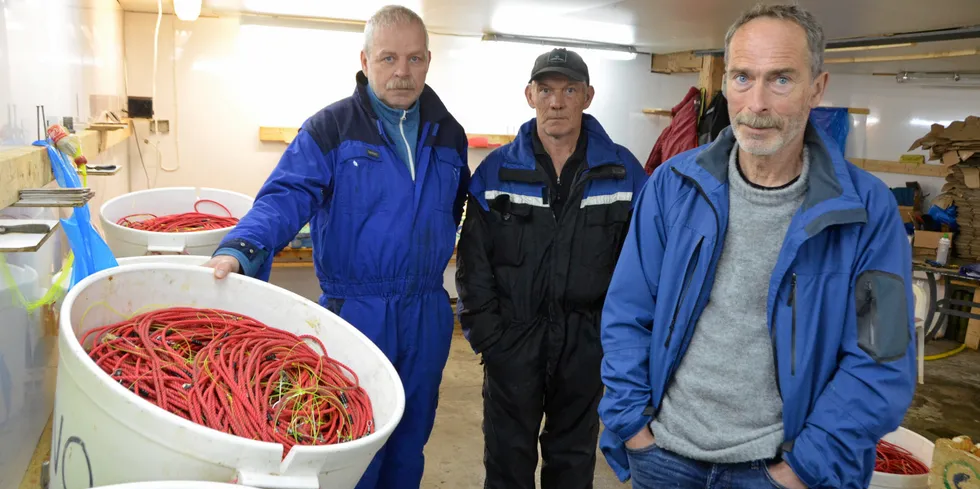 PIGGHÅ: Kytfiskerne Kjell Skarshaug, Geir Nerland og Geir Hasund med linestamp i bua til Marine Sales som ikke kan settes i havet på grunn av dominansen av rødlistet pigghå. Fiskeriministeren ser ingen løsning på problemet og vil avvente en bestandsvurdering neste år. Den forrige var i 2016.